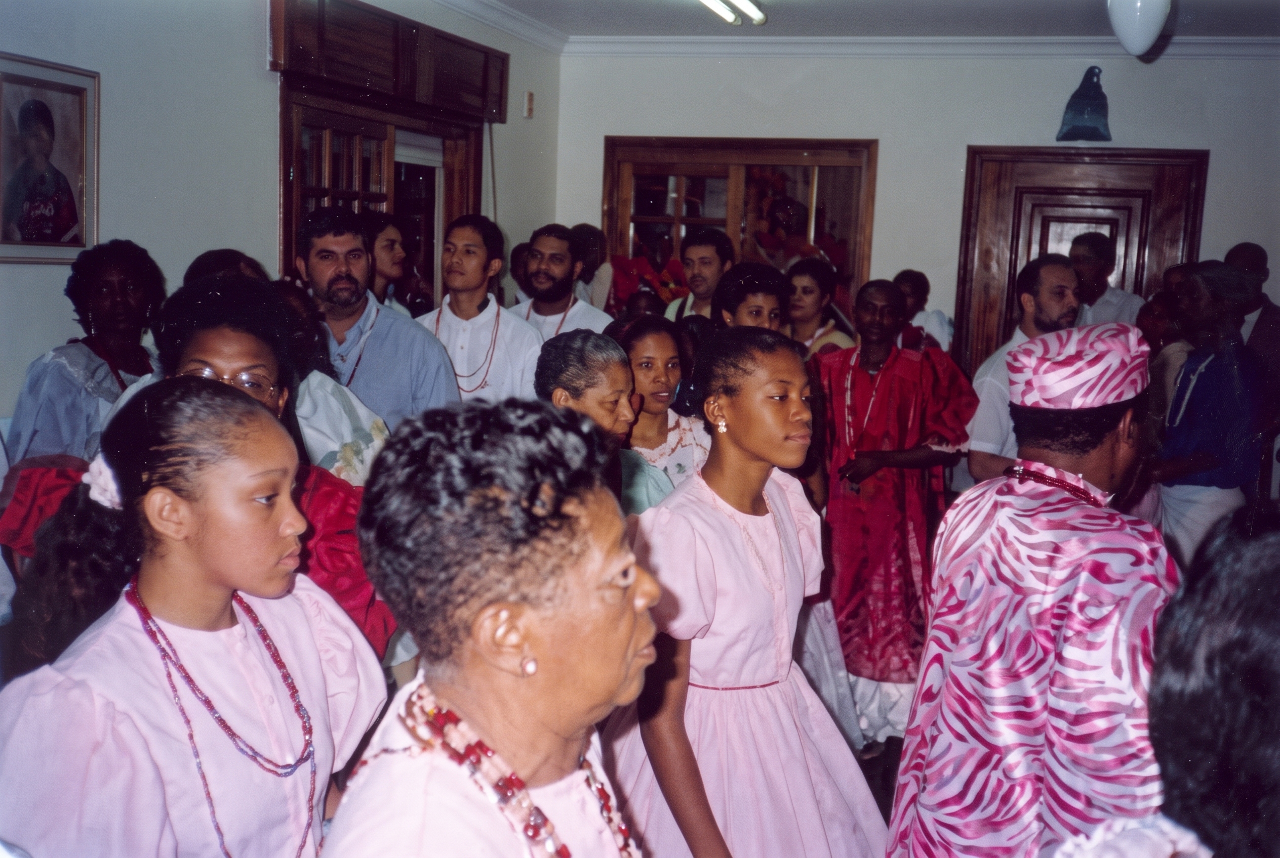 Filhas de santo de vestido rosa e fios de contas numa cerimônia de Batuque