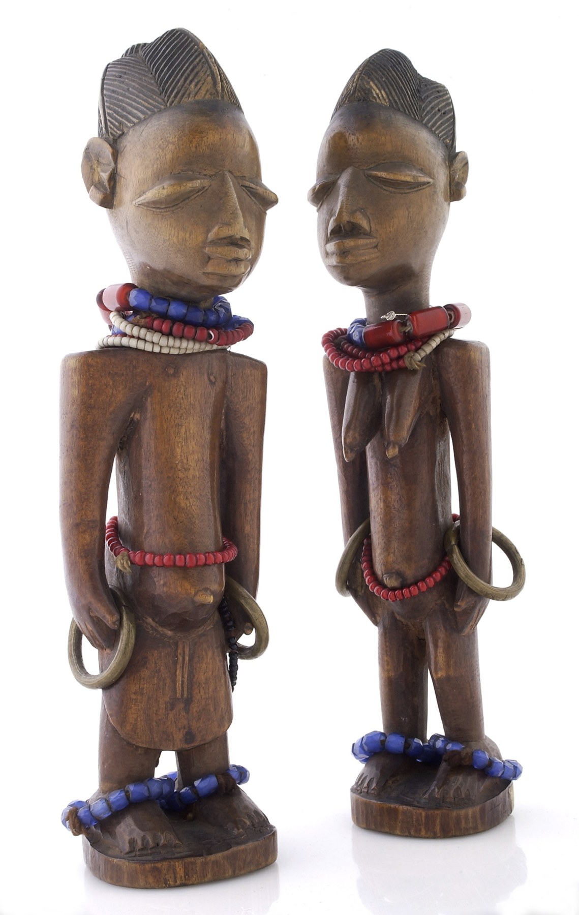 Par de estatuetas iorubás de ibeji, gêmeos esculpidos em madeira