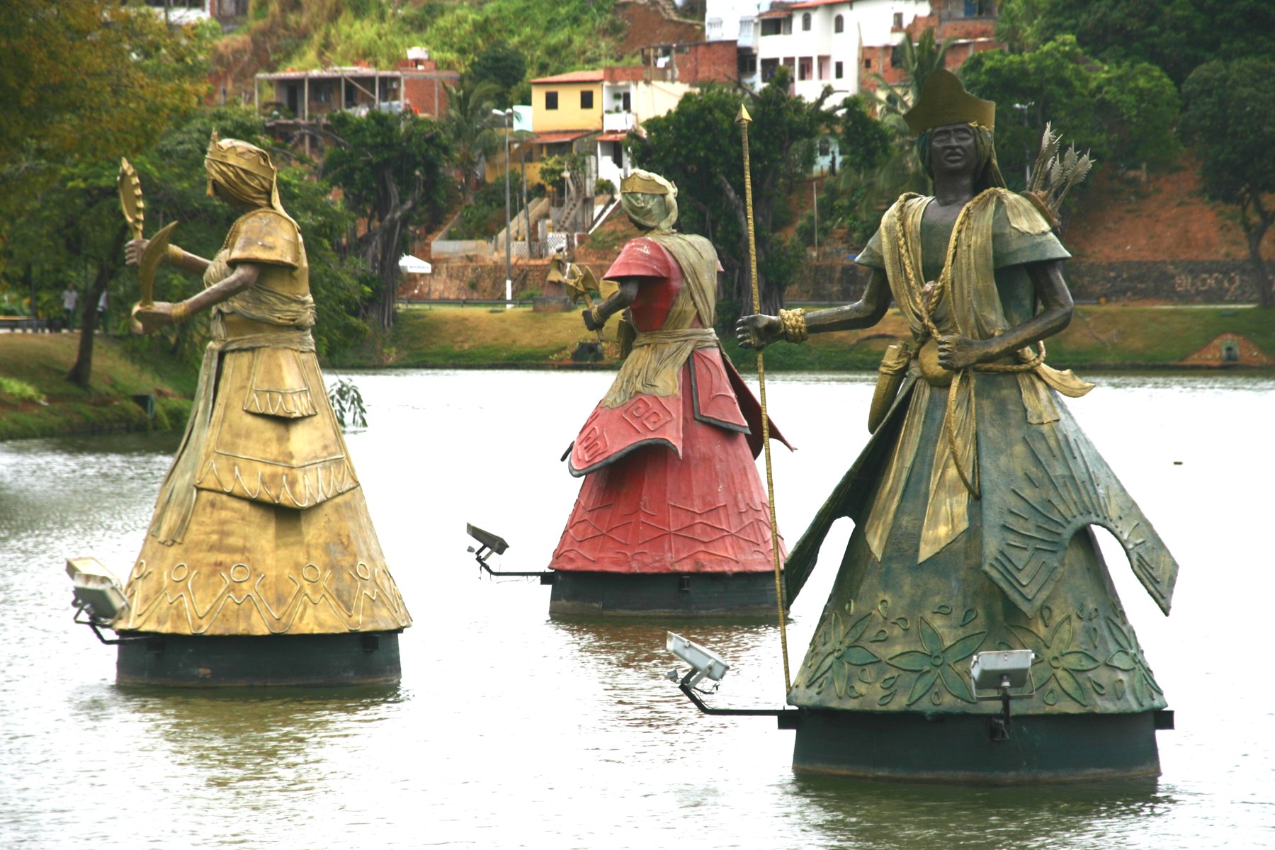 Esculturas dos orixás no Dique do Tororó, em Salvador