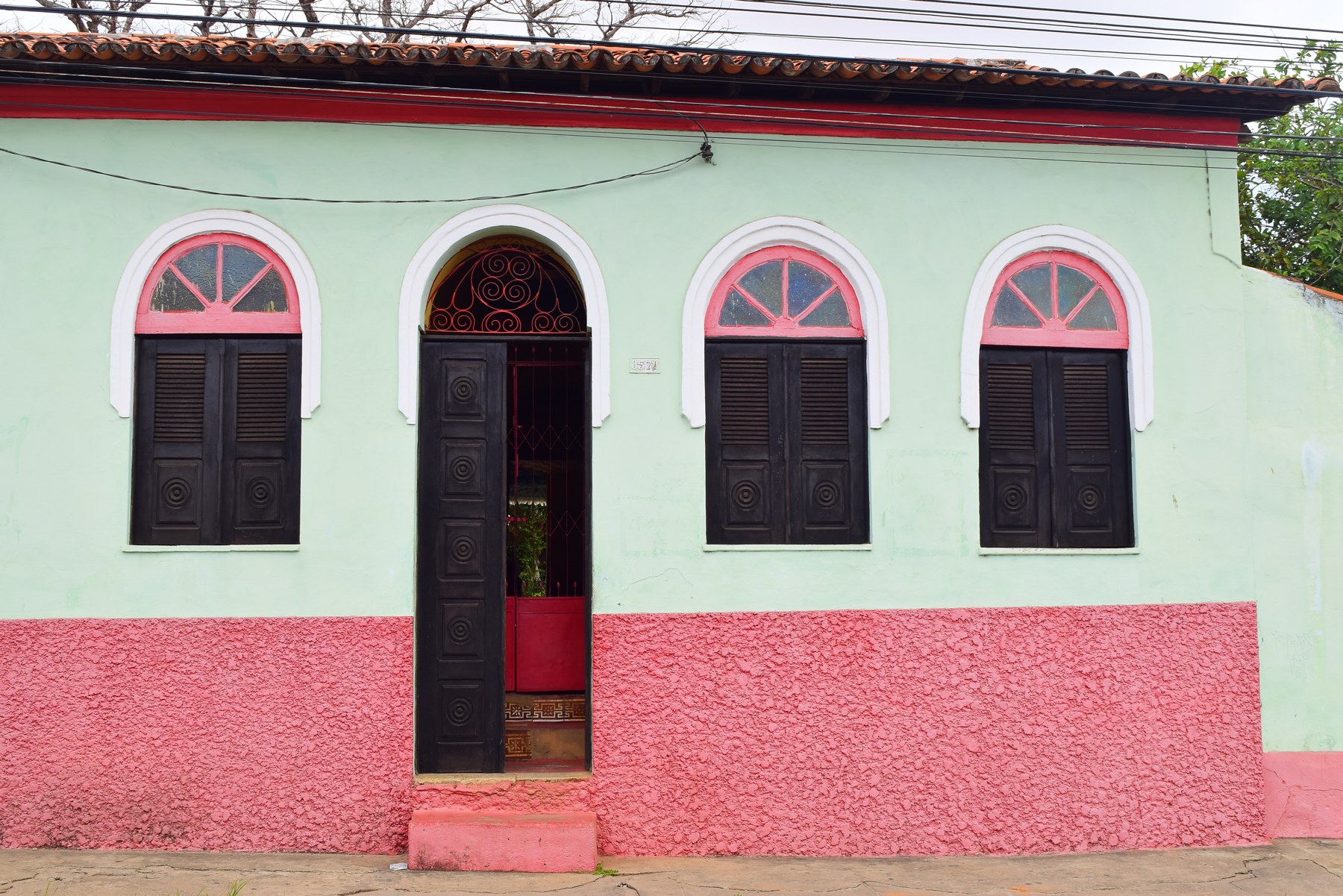 Fachada verde e rosa da Casa das Minas, em São Luís do Maranhão