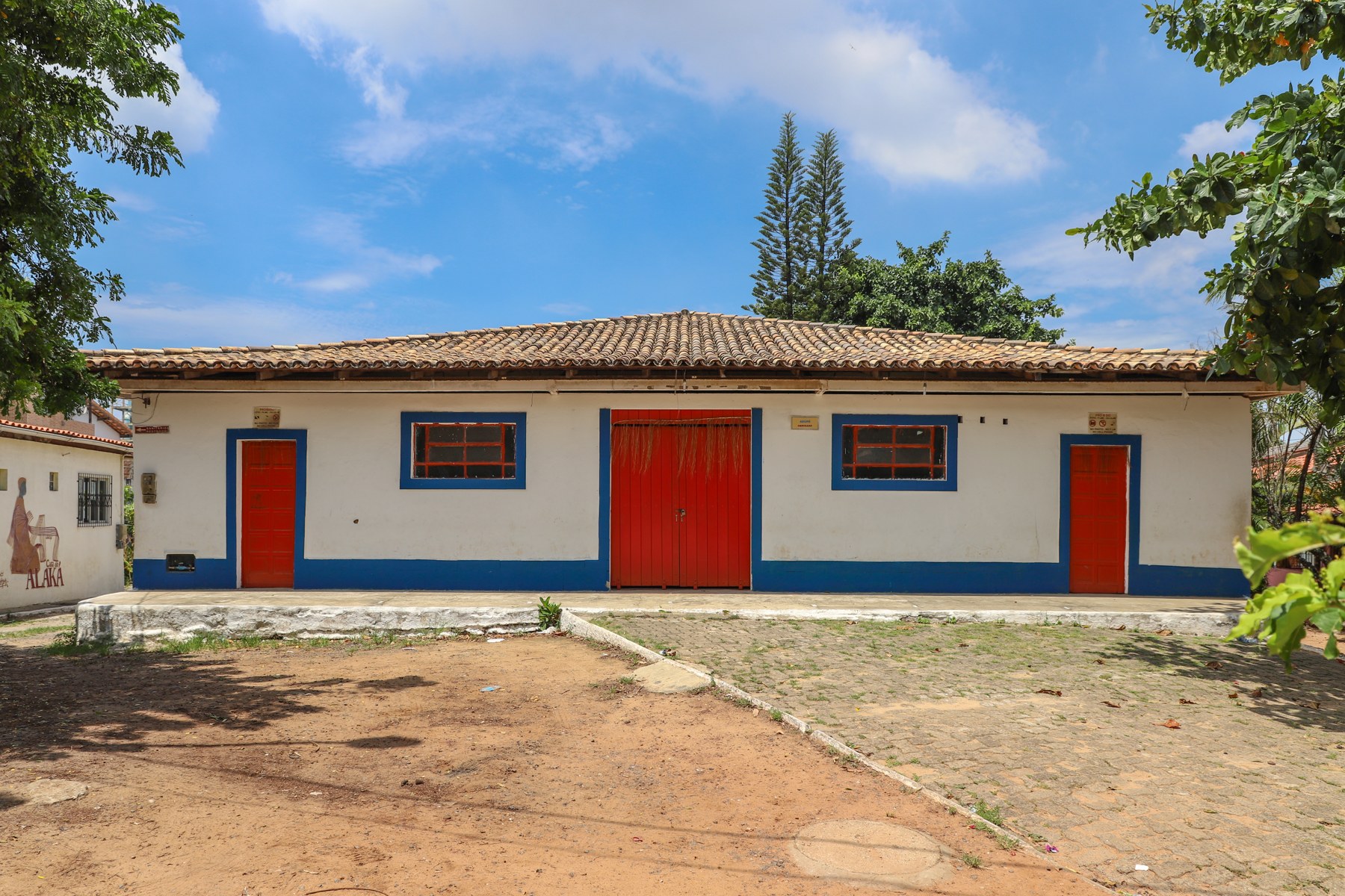 Barracão do Ilê Axé Opô Afonjá, casa branca de portas vermelhas, em Salvador