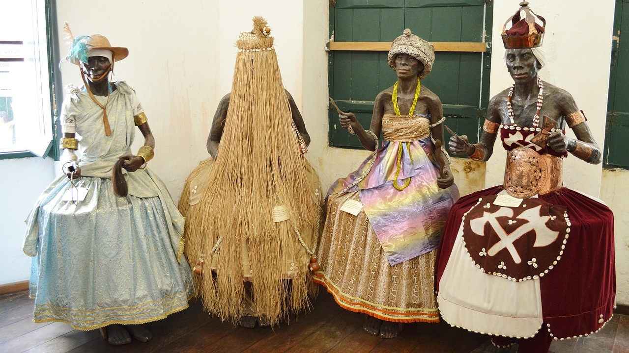 Figuras de orixás com suas vestes num museu de Salvador