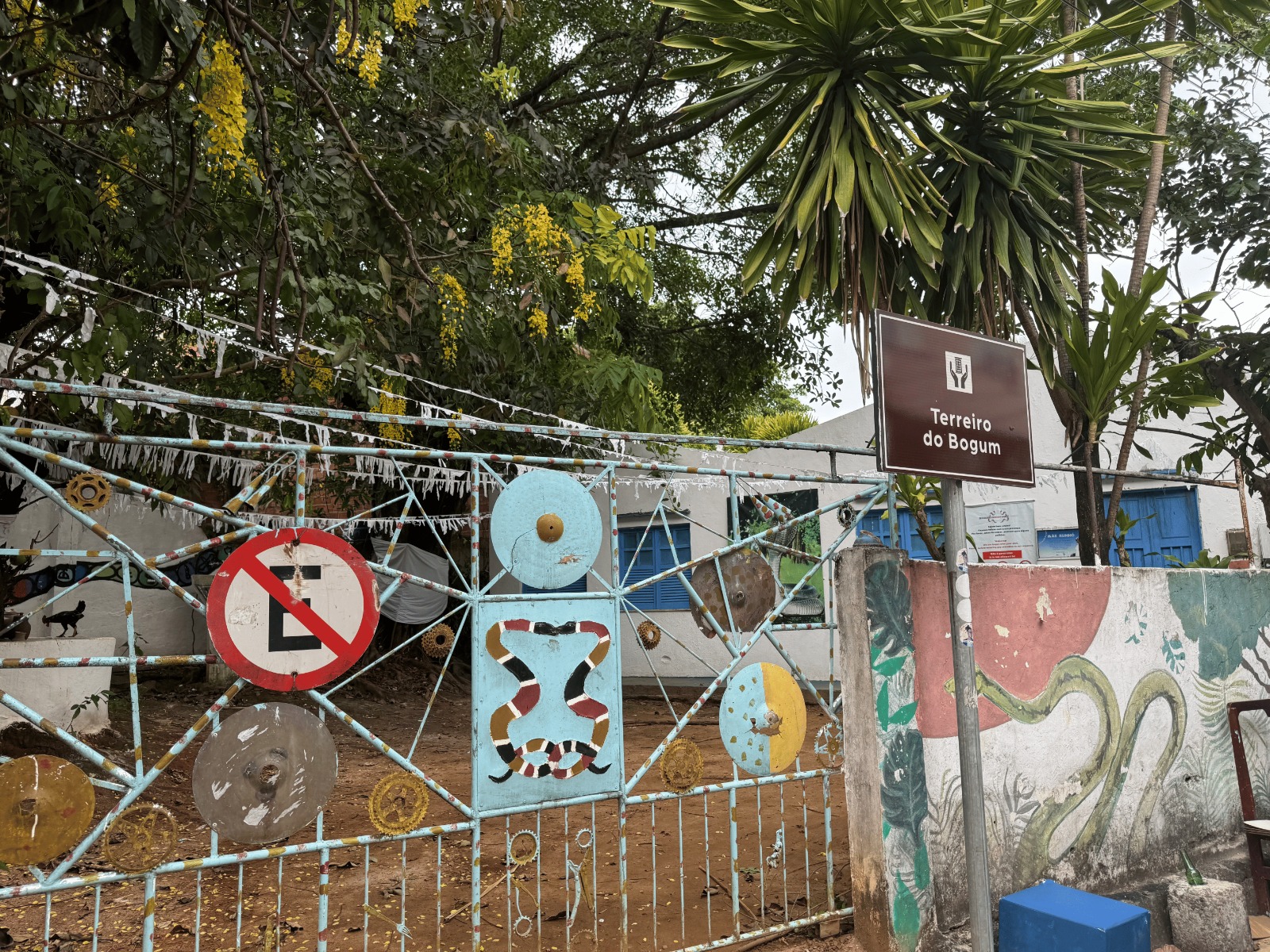 Portão do Terreiro do Bogum, com a placa do terreiro, no Engenho Velho da Federação
